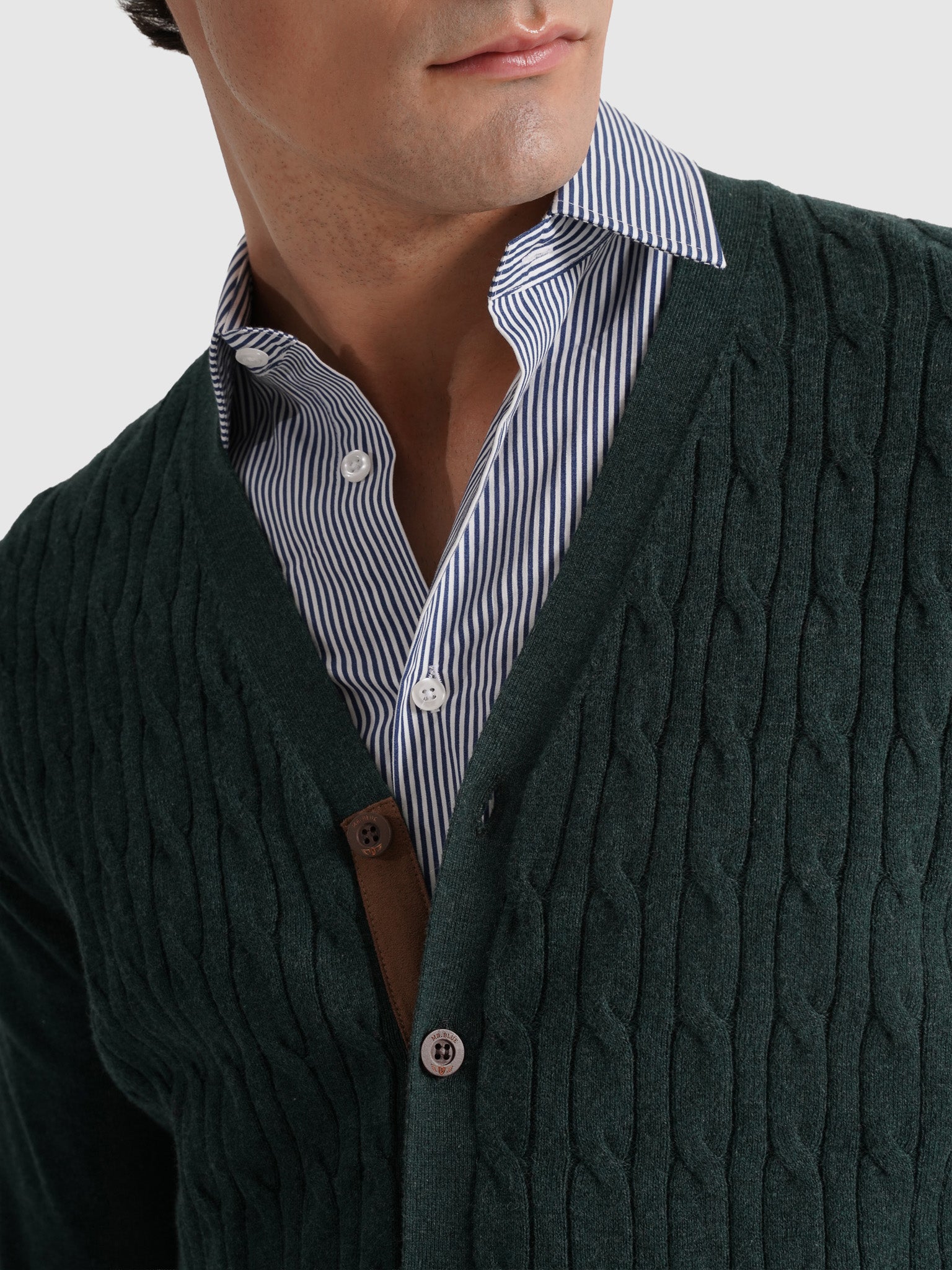 JERSEY DE LANA VERDE CON CODERAS MR REGULAR FIT. AZUL